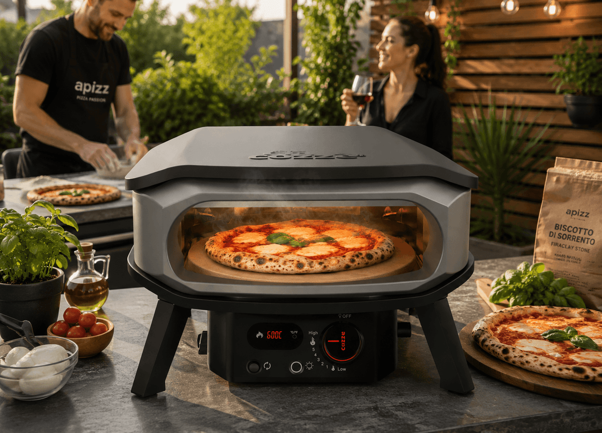 Biscotto di Sorrento® für COZZE Pizzaofen Gas PREMIUM 13" in Aktion mit frischer Pizza und Zubehör.