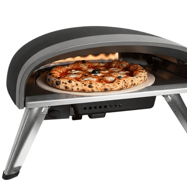 Gasofen mit rotierendem Pizzastein 40 cm baking pizza in outdoor oven.